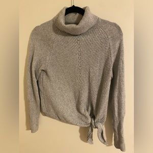 Turtleneck sweater with tie